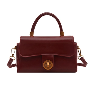 Sac à main vintage en cuir ciré bordeaux avec boucle dorée et bandoulière amovible