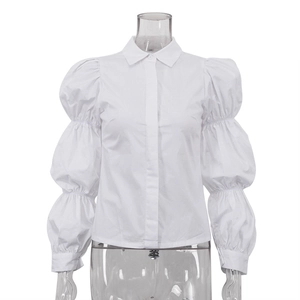Camicia bianca di cotone da donna con eleganti maniche a sbuffo e classico colletto a punta