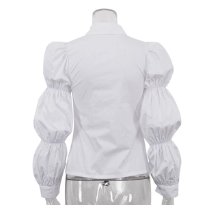 Dettaglio posteriore della camicia in cotone bianco con maniche a sbuffo e slim fit