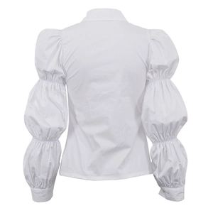 Dettaglio della camicia bianca in cotone con maniche a lanterna a pieghe e cucitura posteriore