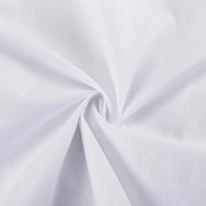Dettaglio macro del tessuto in cotone bianco traspirante con trama liscia e morbida