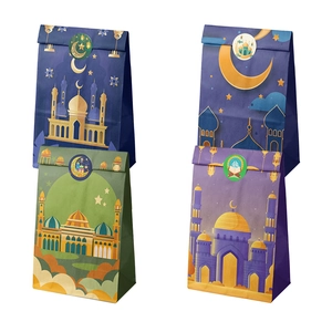 Dettaglio di motivi con luna e moschea su quattro sacchetti regalo colorati per Ramadan