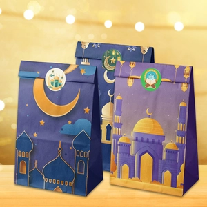 Tre sacchetti regalo Ramadan in carta Kraft con stampe di lune e moschee e adesivi