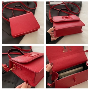 Détail du sac rouge en cuir grainé avec logo SNI et vue sur l'espace intérieur spacieux