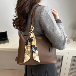 Grand sac cabas en cuir marron foncé avec élégant foulard floral porté à l'épaule