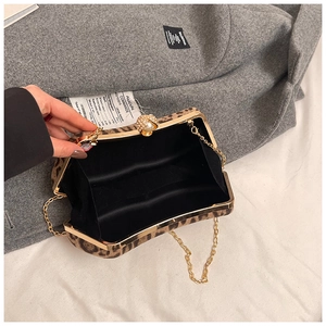 Détail de la pochette léopard avec cadre doré et fermoir en perles et strass