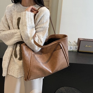 Minimalist brown large capacity tote bag with retro leather texture for daily commuting