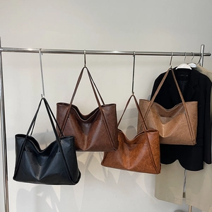 Minimalist vintage leather tote bag in four classic colors with spacious design for commuting