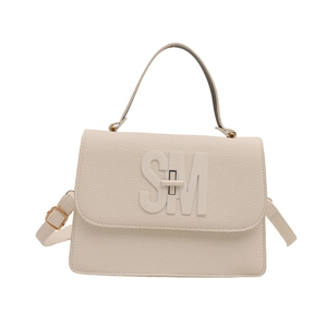 Sac bandoulière beige en cuir grainé avec logo SM en relief et détails dorés chics