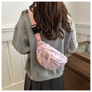 Detailansicht der pinkfarbenen Bauchtasche mit Bärenmuster und verstellbarem Gurt