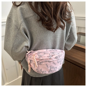 Detail der rosa Sport-Gürteltasche mit Bärenmuster und Seil-Reißverschluss-Puller