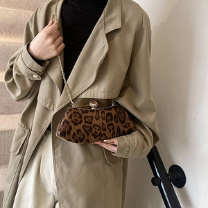 Sac à main chic à motif léopard avec chaîne dorée et grand fermoir perle pour femme