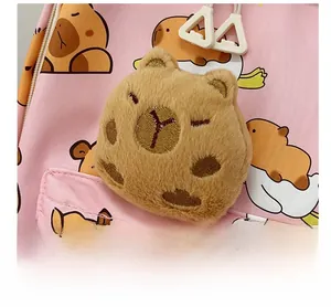 Detailansicht vom rosa Rucksack mit niedlichem Capybara-Print und weichem Plüsch-Anhänger