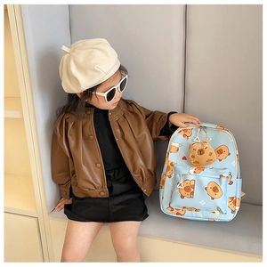 Detailansicht hellblauer Kinderrucksack mit Wasserschwein-Print und Plüschtier-Anhänger