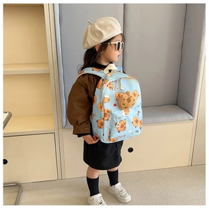 Süßer hellblauer Kinderrucksack mit Capybara-Mustern und einem 3D-Plüschtier-Detail