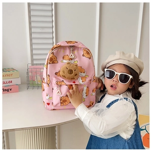 Detail eines rosa Wasserschwein-Rucksacks für Mädchen mit Plüschpuppen-Anhänger