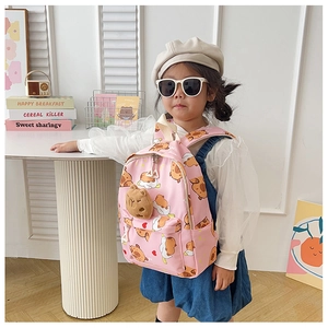 Rosa Kinderrucksack mit niedlichen Bärendrucken und einem Plüschtier-Anhänger für Kinder
