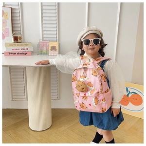 Rosa Kinderrucksack mit Capybara-Print, Plüsch-Anhänger und verstellbaren Trägern