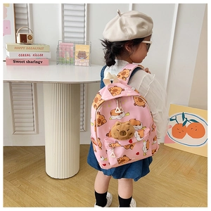 Detailansicht des rosa Kindergarten-Rucksacks mit 3D-Plüschbär und Cartoon-Mustern