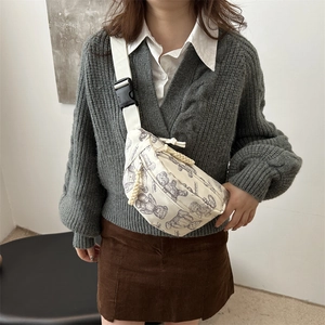 Schicke beige Canvas-Brusttasche mit Vintage-Bärendruck und verstellbarem Riemen