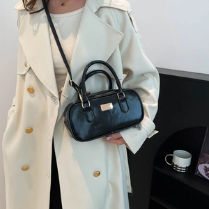 Bolso Boston clásico de cuero negro con herrajes dorados y asas dobles de mujer