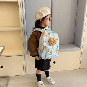 Süßer hellblauer Kinderrucksack mit Capybara-Mustern und einem weichen Plüschtier-Anhänger