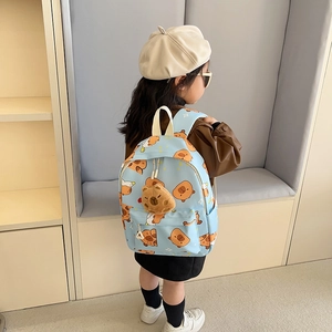 Süßer blauer Kinderrucksack mit Bären-Print und Plüschtier für den Kindergarten