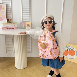 Rosa Kinderrucksack mit Capybara-Motiven, Segeltuch-Material und niedlichem Plüschtier