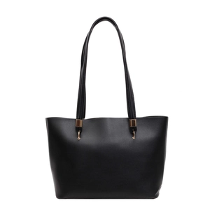 Borsa tote minimalista in ecopelle nera con eleganti dettagli in metallo dorato e spalline