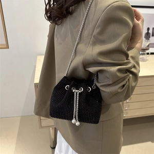 Funkelnde schwarze Strass-Beuteltasche mit großen Perlen-Kordelzügen und Silberkette