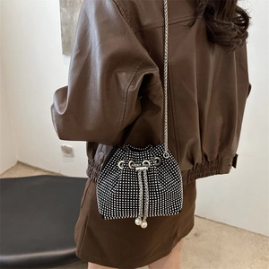 Schicke schwarze Beuteltasche mit funkelnden Silbernieten und eleganten Perlenanhängern