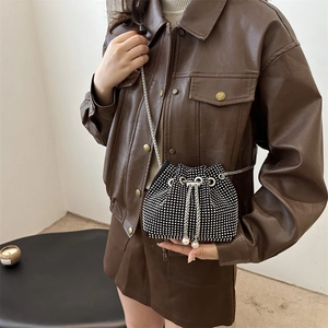 Sac seau scintillant en strass avec bandoulière chaîne argentée et détail perle
