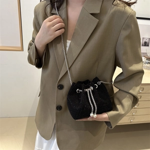 Sac seau noir scintillant orné de strass avec cordon en perles et fine chaîne argentée