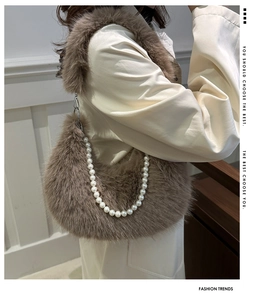 Détail du sac à bandoulière en fausse fourrure marron avec chaîne de perles blanches luxe