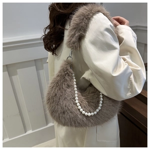 Détail d'un sac bandoulière en fausse fourrure marron avec chaîne perlée sur mannequin