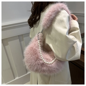 Détail du sac bandoulière rose en fausse fourrure avec chaîne en perles blanches