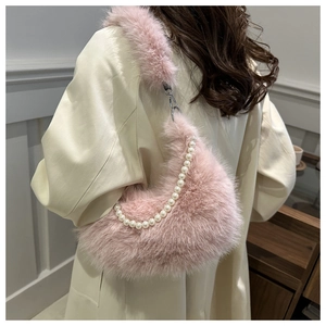Détails du sac à bandoulière en peluche rose avec chaîne de perles et texture en fausse fourrure