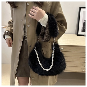 Détail du sac croissant en fausse fourrure noire avec décoration de perles chic