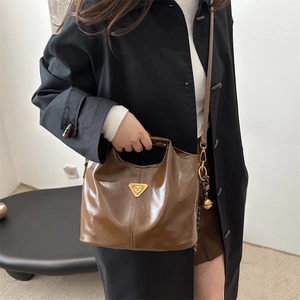 Bolso retro de cuero brillante marrón con logo de triángulo y colgante dorado