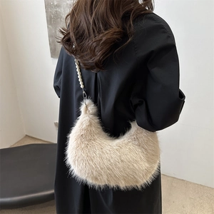 Sac hobo en fausse fourrure blanc crème avec bandoulière en perles et forme de lune