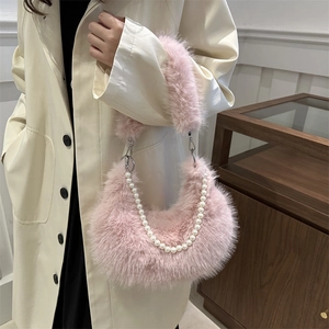 Sac à bandoulière rose en fausse fourrure avec chaîne en perles et texture douce