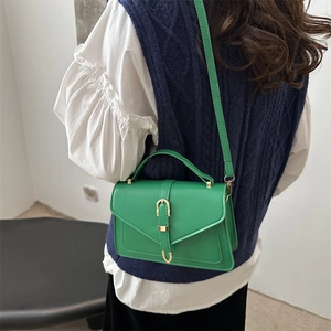 Sac bandoulière carré en cuir PU vert vif avec boucle dorée et poignée haute
