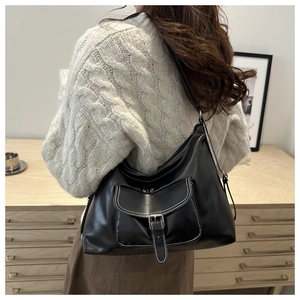 Détails du sac fourre-tout noir en similicuir avec surpiqûres blanches et boucle en métal