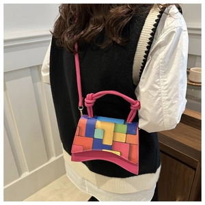 Détail du motif géométrique coloré et de la base ondulée sur ce sac bandoulière chic