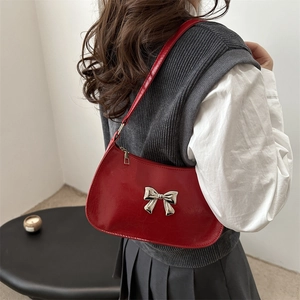 Sac sous le bras en cuir verni rouge avec nœud argenté au style vintage chic