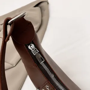 Details des Silber-Reißverschlusses und Nähte der braunen Vintage-Leder-Umhängetasche