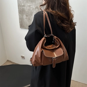 Sac bandoulière plissé marron caramel avec boucle argentée et bandoulière réglable