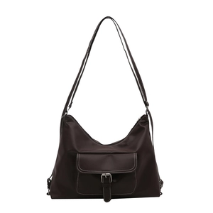 Sac croissant marron en nylon avec surpiqûres et boucle argentée vue principale