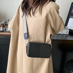 Borsa a tracolla nera stile francese con cuciture a V e tracolla jacquard per le donne