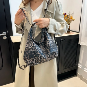 Large leopard print tote bag for women, stylish leopard pattern shoulder bucket handbag
